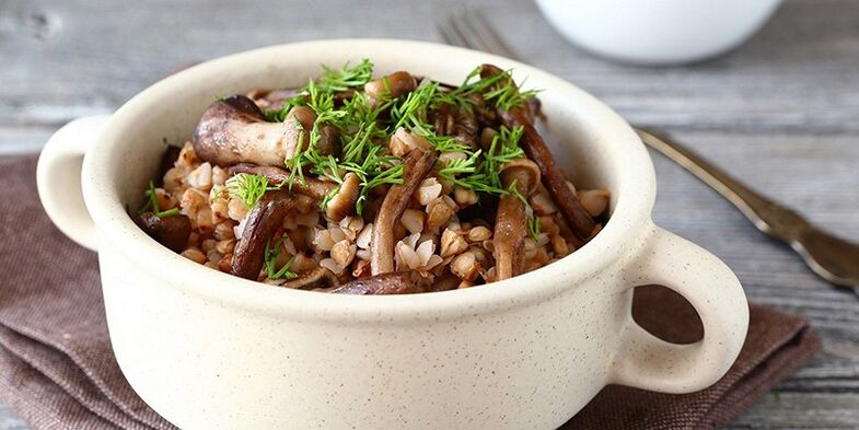 Gachas de trigo sarraceno con champiñones para el almuerzo en un menú de alimentación saludable