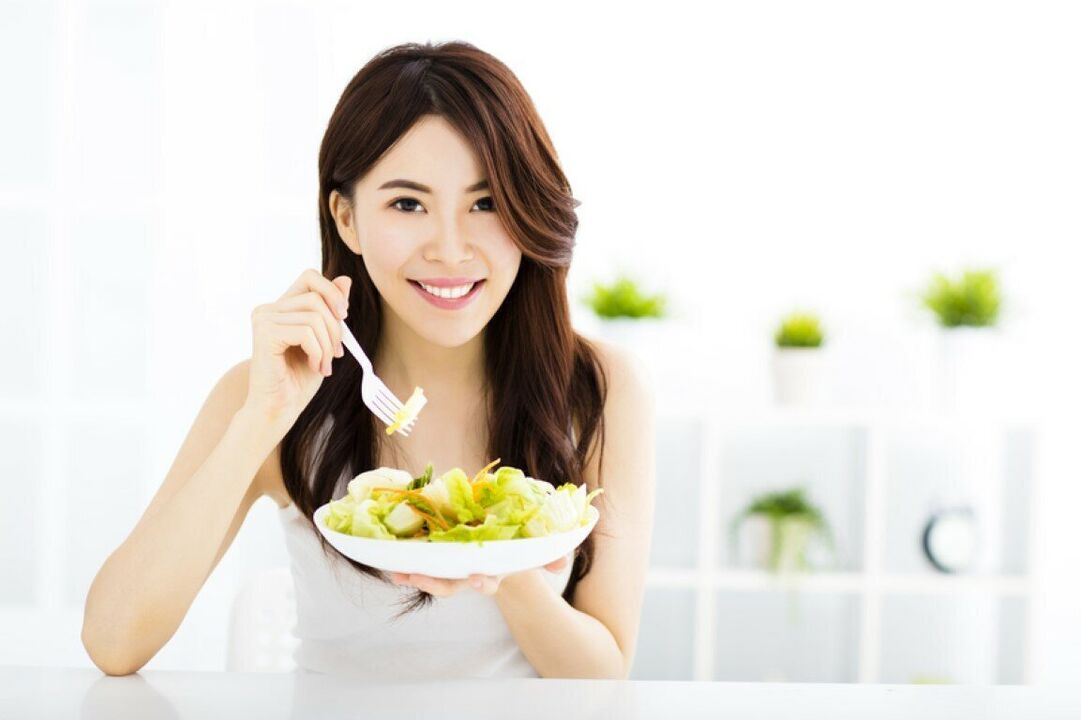 Las mujeres japonesas comen ensalada